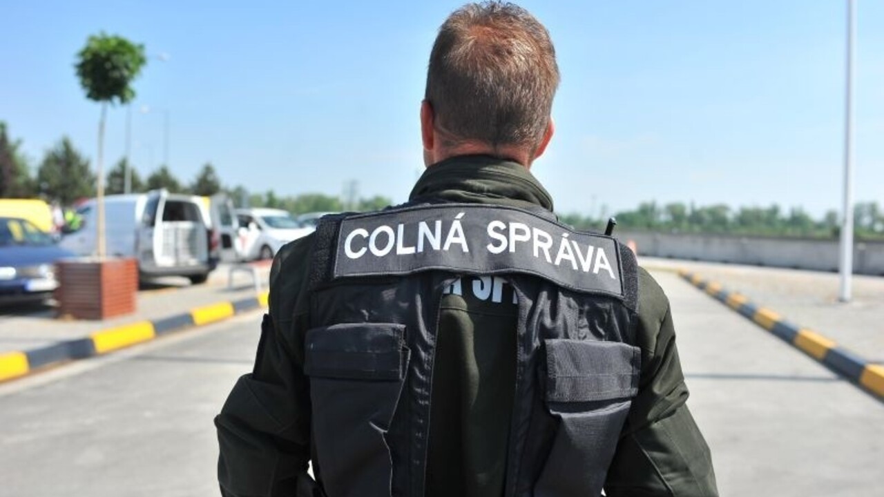 colná správa colník polícia 800px (SITA/Robert Tappert)